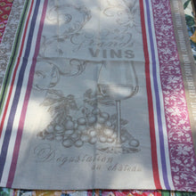 Load image into Gallery viewer, Jacquard Grands Vins Dégustation au Château Provence Dish Towel with Grapes
